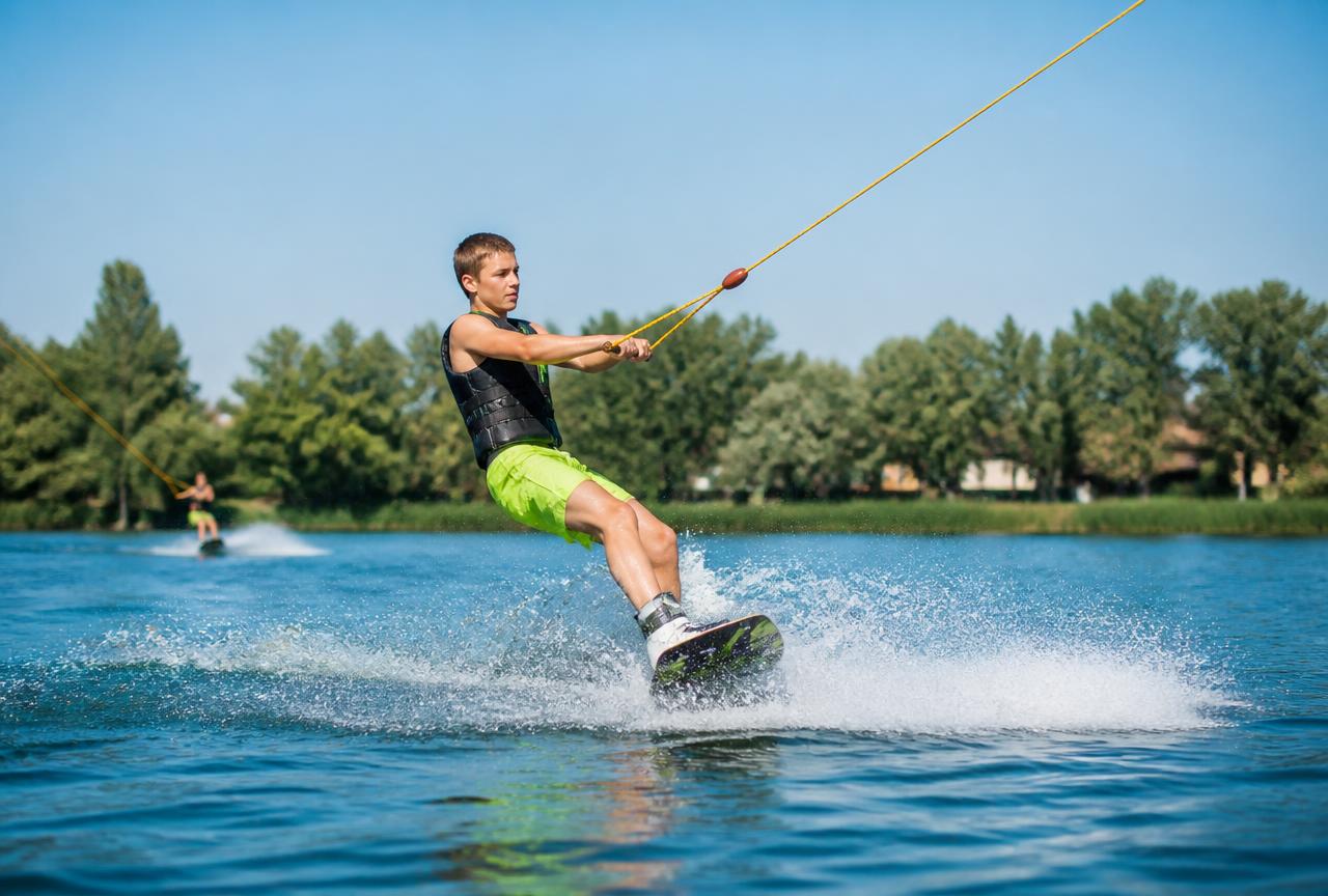 Teenager jede na wakeboardu za vlekem